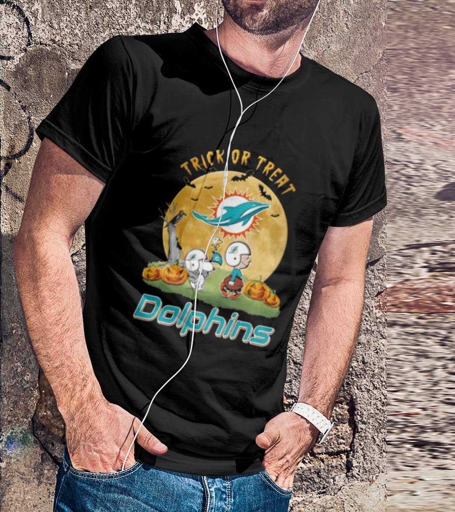 Miami Dolphins Trick Or Treat Charlie Brown Snoopy Full Moon Pumpkins T-Shirt