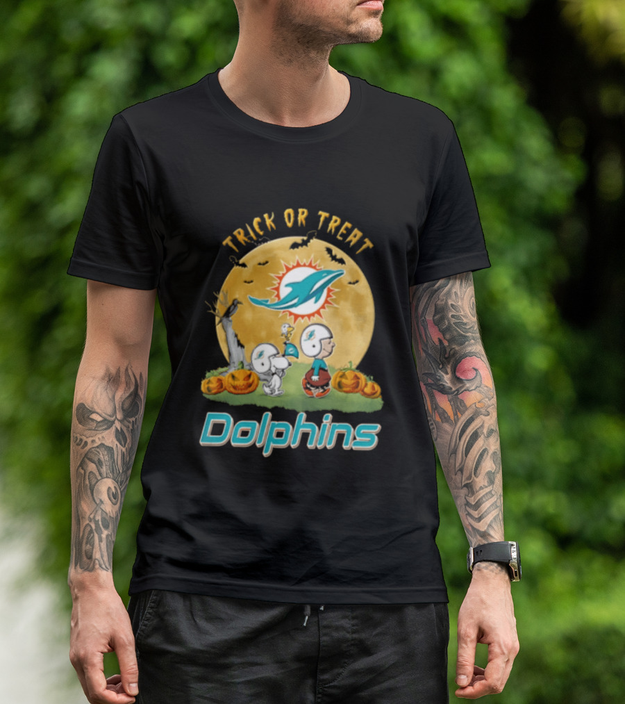 Miami Dolphins Trick Or Treat Charlie Brown Snoopy Full Moon Pumpkins T-Shirt
