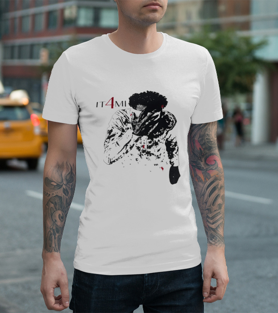 IT 4 MI Character Holding Face Visual T-Shirt