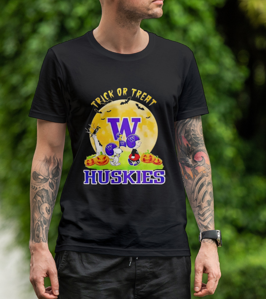 Washington Huskies Trick Or Treat Charlie Brown And Snoopy Halloween T-Shirt