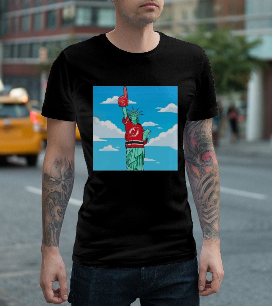 Statue Of Liberty In New Jersey Devils Jersey With Foam Finger T-Shirt