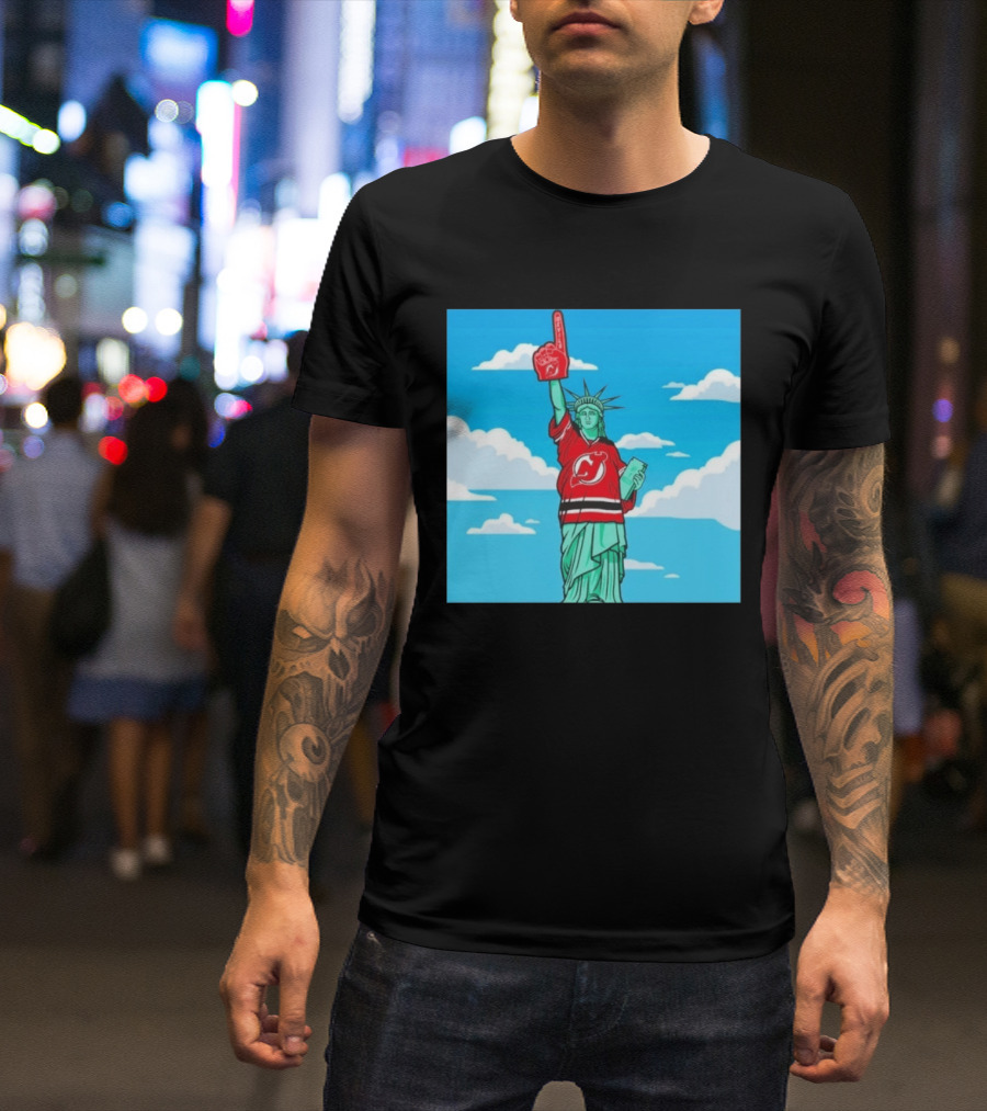 Statue Of Liberty In New Jersey Devils Jersey With Foam Finger T-Shirt