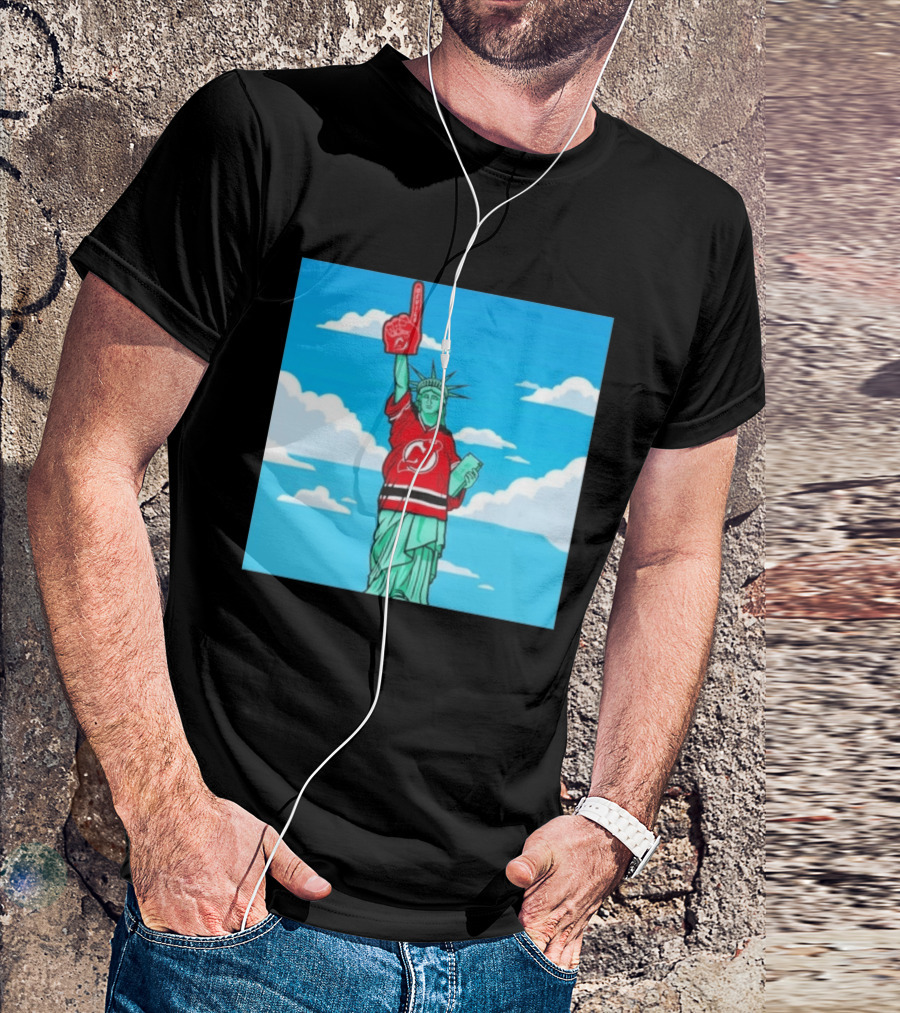 Statue Of Liberty In New Jersey Devils Jersey With Foam Finger T-Shirt