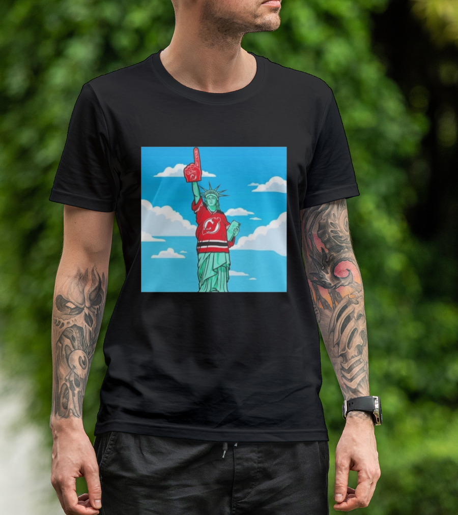 Statue Of Liberty In New Jersey Devils Jersey With Foam Finger T-Shirt