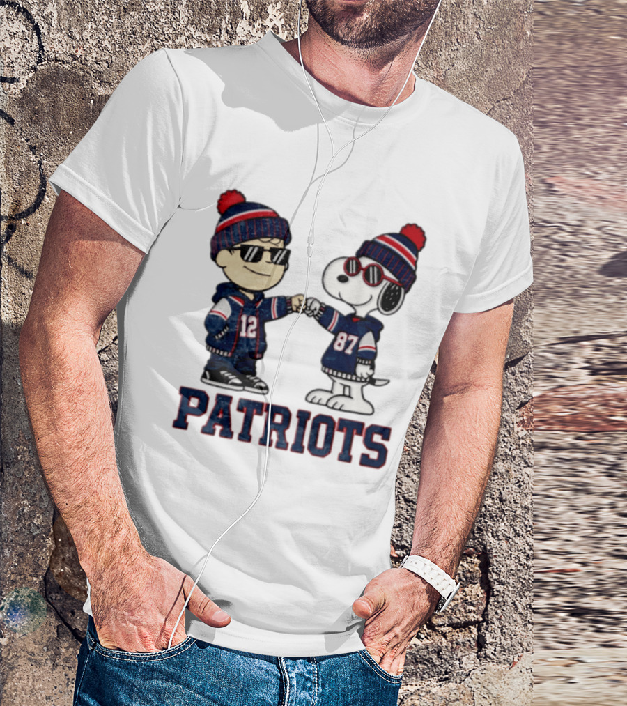 New England Patriots Charlie Brown Snoopy 12 87 Fan Gear T-Shirt