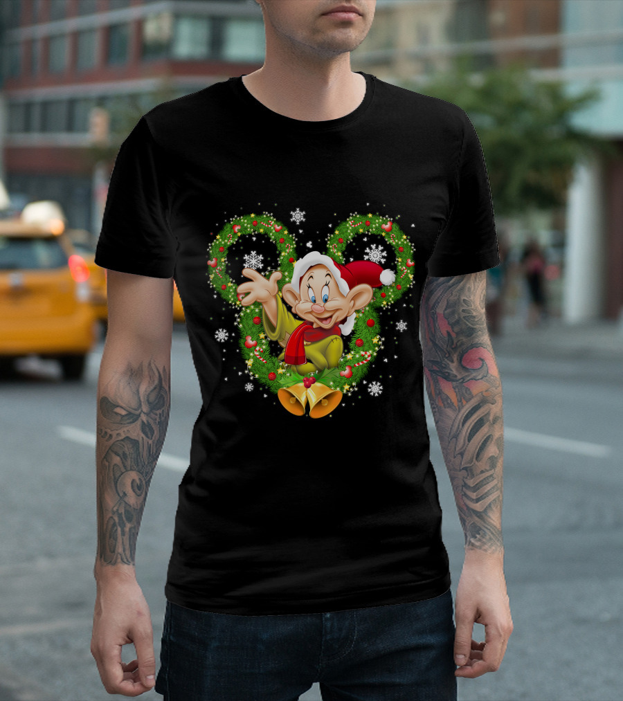 Dopey Christmas Disney Wreath Snowflakes And Santa Hat T-Shirt