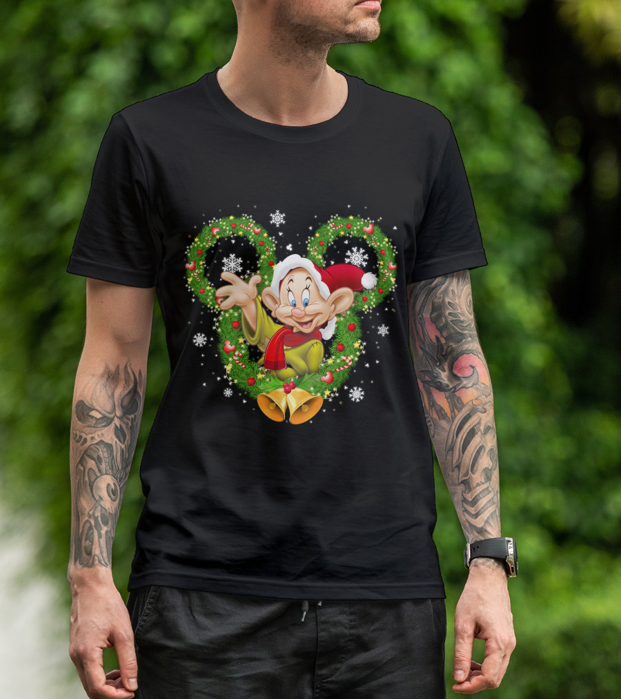 Dopey Christmas Disney Wreath Snowflakes And Santa Hat T-Shirt