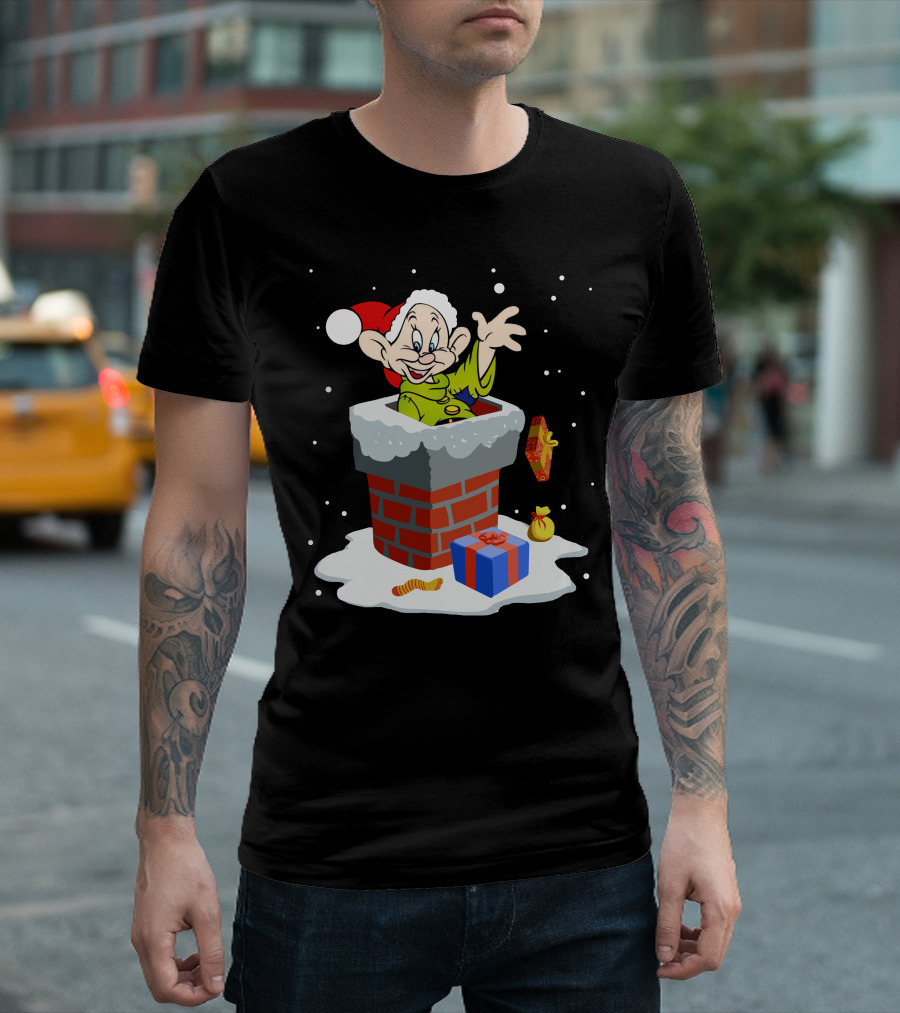 Dopey Santa Chimney Christmas Gifts Snow Scene T-Shirt