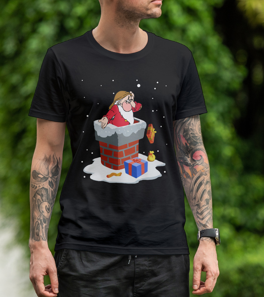 Grumpy Dwarf Stuck In Chimney With Christmas Gifts Snow Scene T-Shirt