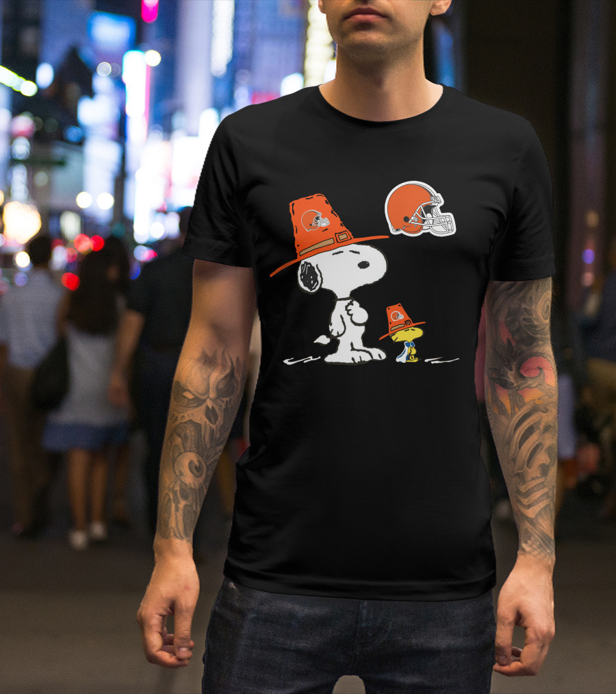Browns Snoopy And Woodstock Pilgrim Hats Nfl Football Helmet T-Shirt