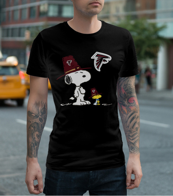 Snoopy And Woodstock In Atlanta Falcons Pilgrim Hats T-Shirt