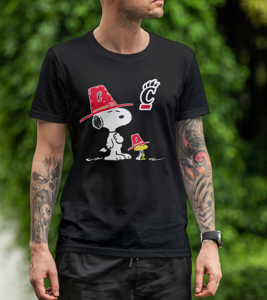 Cincinnati Bearcats Snoopy With Red Hats And Bearcats T-Shirt