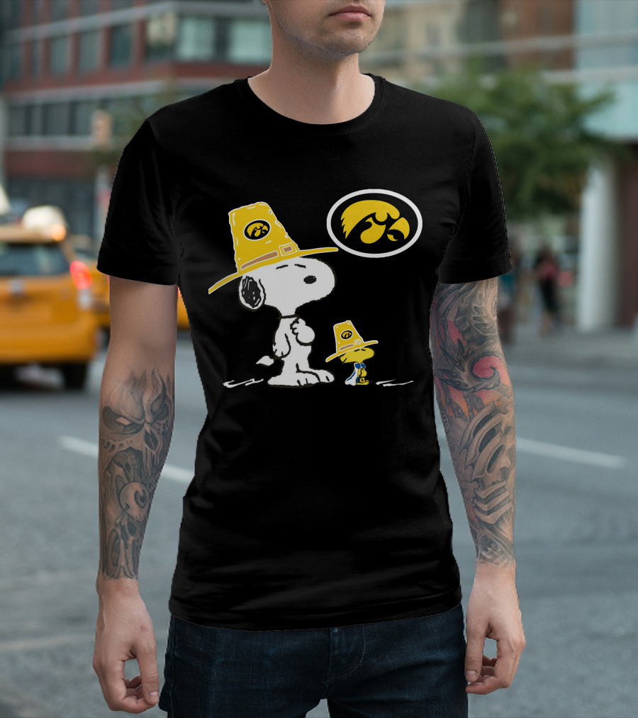 Iowa Hawkeyes Snoopy And Woodstock Pilgrim Hats Peanuts Football Fan T-Shirt