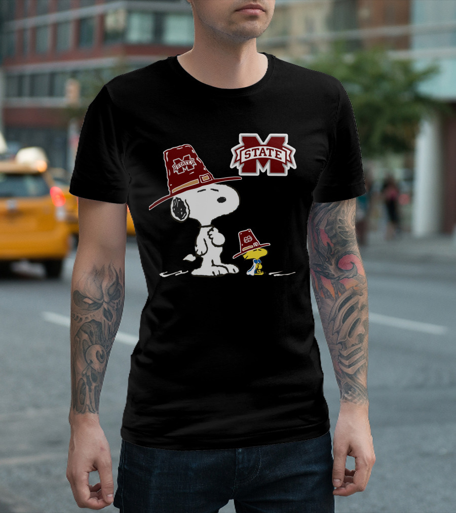 Mississippi State Bulldogs Snoopy Woodstock Pilgrim Hat Peanuts T-Shirt