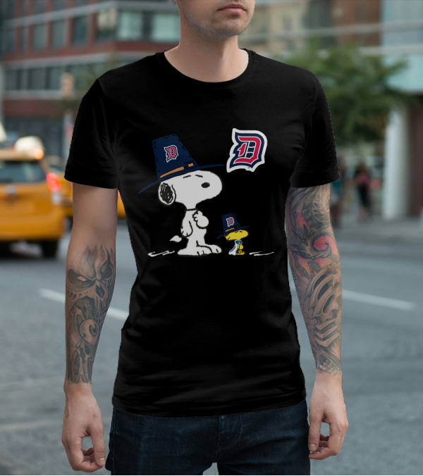 Snoopy Woodstock Duquesne Pilgrim Hat Emblem T-Shirt