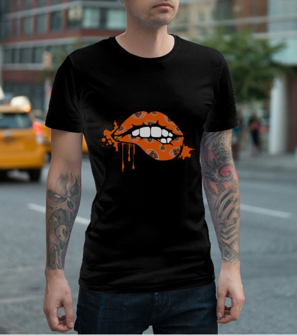 Dripping Lips With Chicago Bears Logo T-Shirt