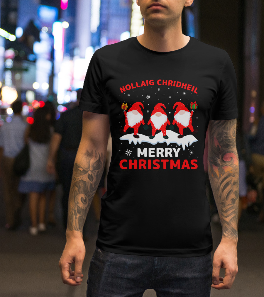 Nollaig Chridheil Merry Christmas Snowy Gnomes With Gifts T-Shirt