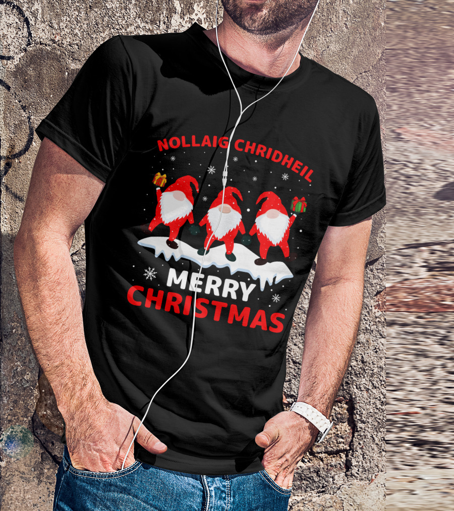 Nollaig Chridheil Merry Christmas Snowy Gnomes With Gifts T-Shirt