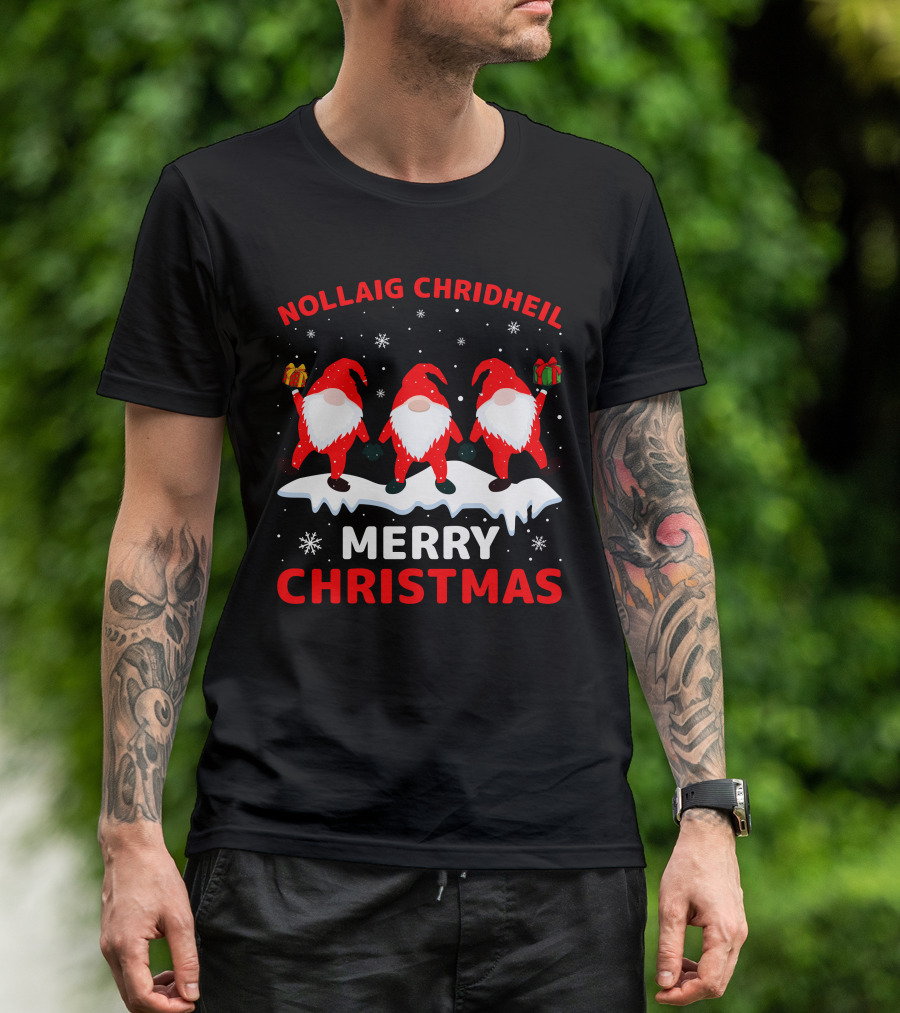Nollaig Chridheil Merry Christmas Snowy Gnomes With Gifts T-Shirt