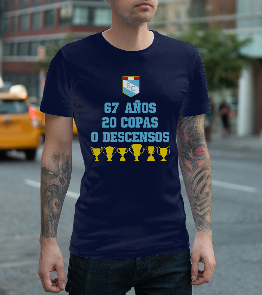 67 Años 20 Copas 0 Descensos SC Shield With Trophy Icons T-Shirt