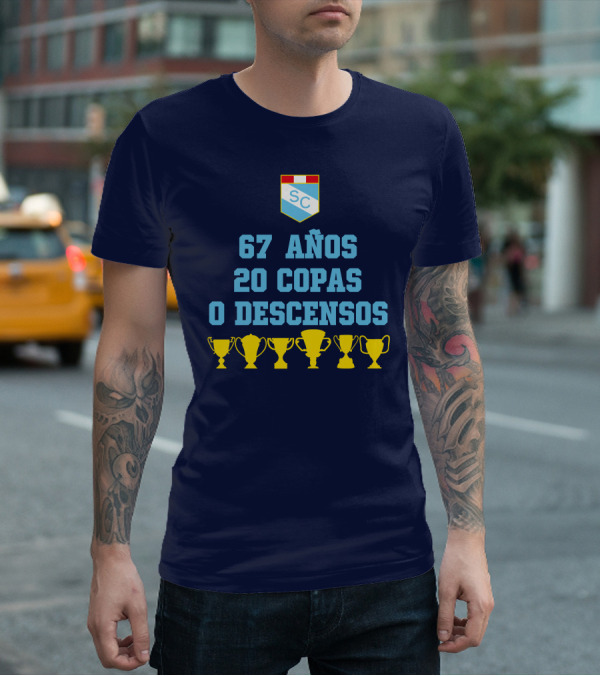 67 Años 20 Copas 0 Descensos SC Shield With Trophy Icons T-Shirt