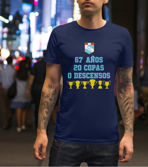 67 Años 20 Copas 0 Descensos SC Shield With Trophy Icons T-Shirt