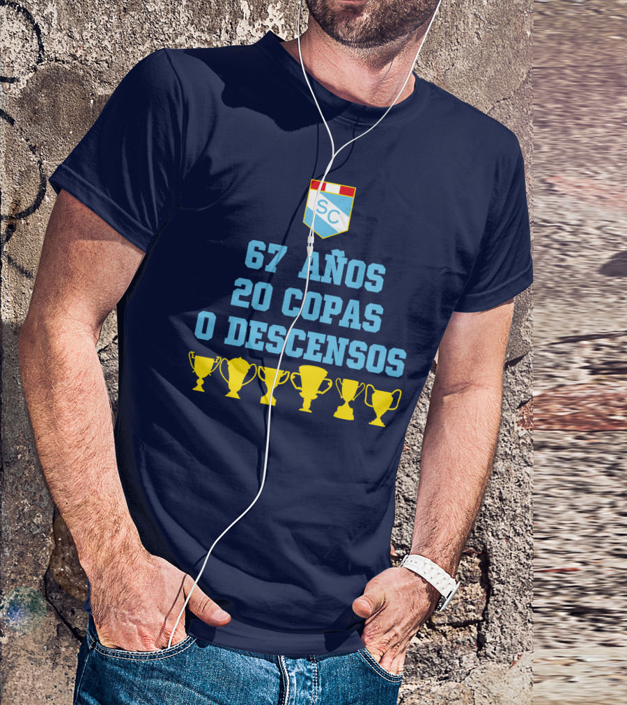 67 Años 20 Copas 0 Descensos SC Shield With Trophy Icons T-Shirt