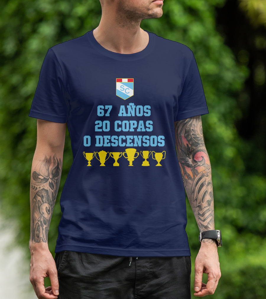 67 Años 20 Copas 0 Descensos SC Shield With Trophy Icons T-Shirt