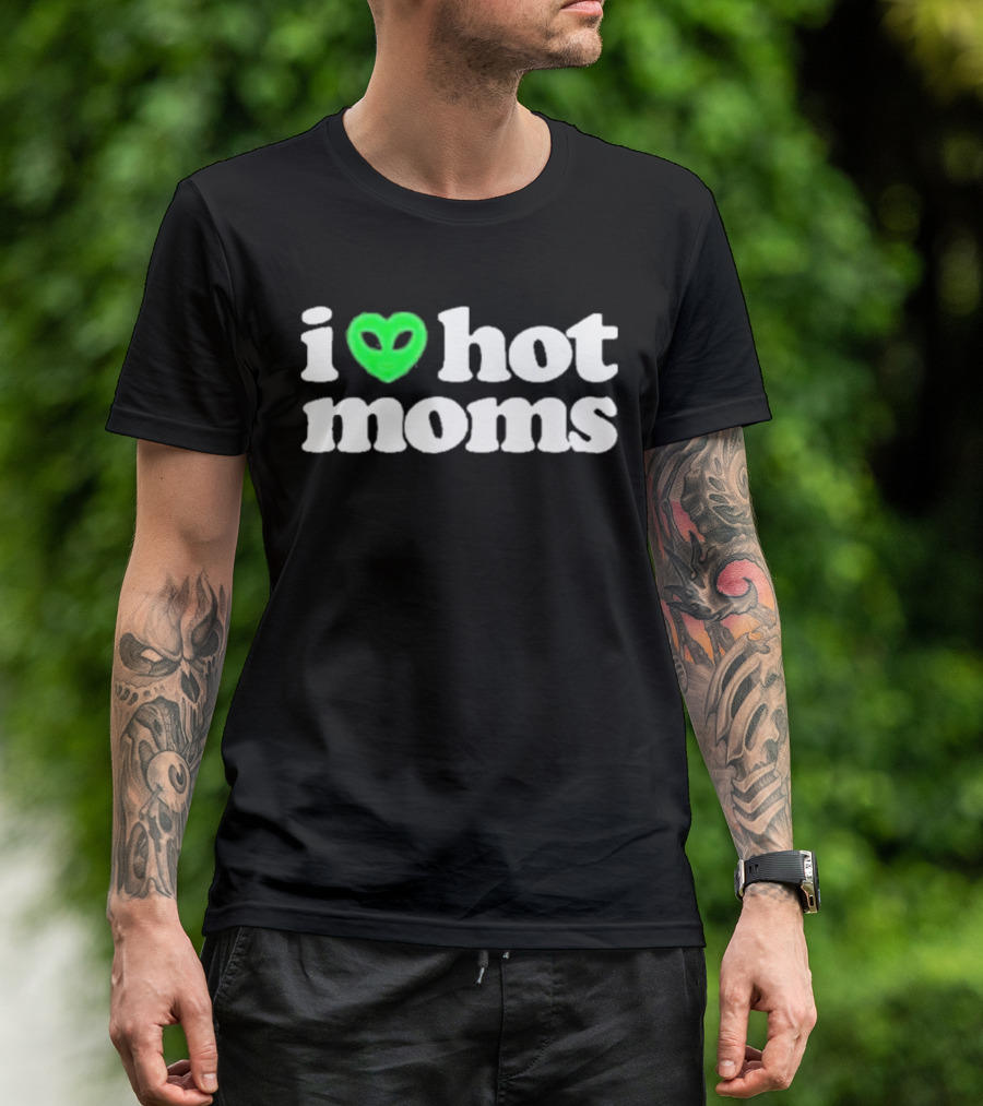 I Love Hot Moms Alien Head T-Shirt
