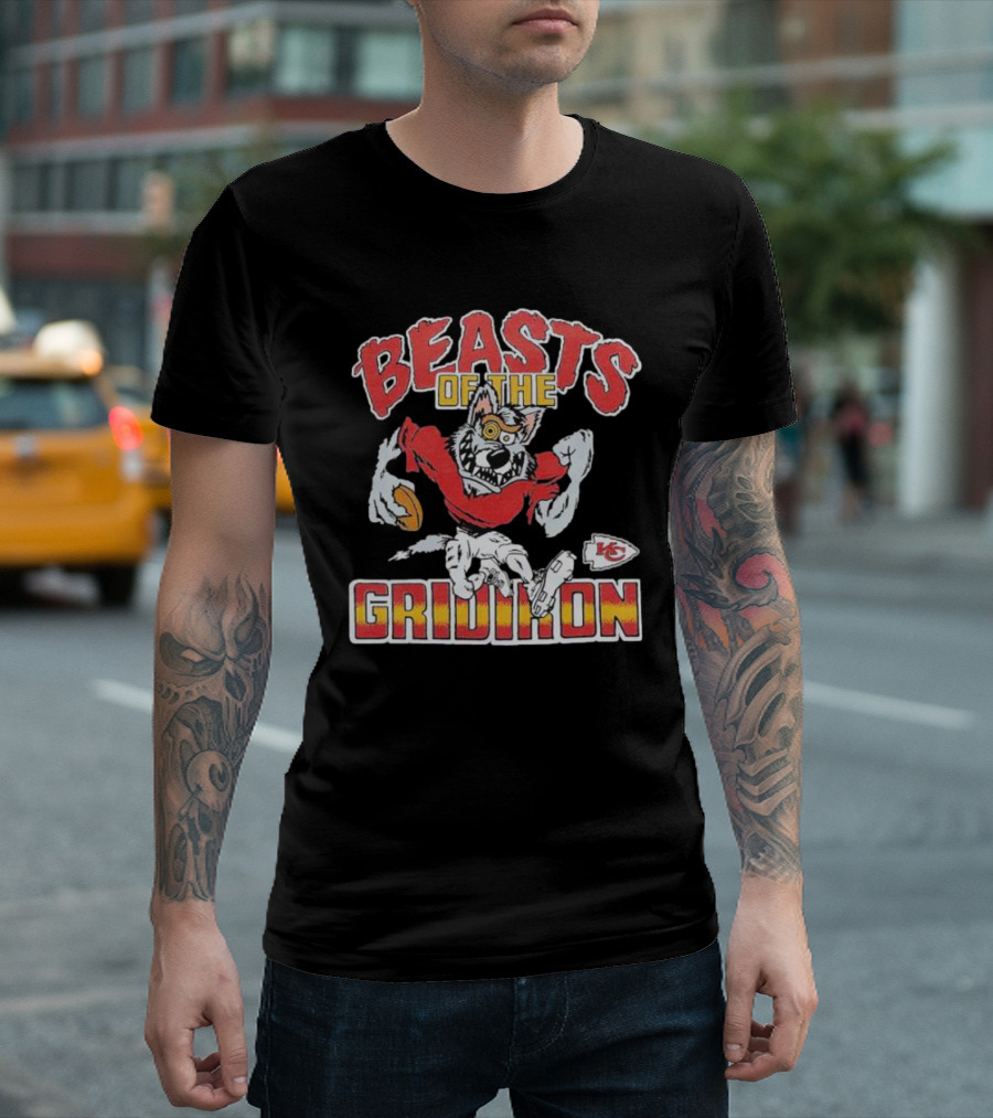 Kansas City Chiefs Beasts Of The Gridiron Wolf Holding Football T-Shirt