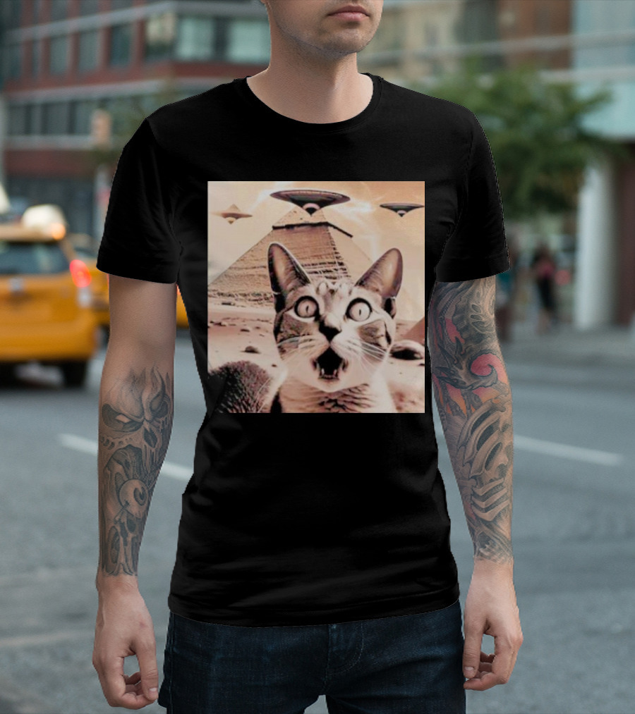 Funny Cat UFO Encounter at Egypt Pyramids T-Shirt