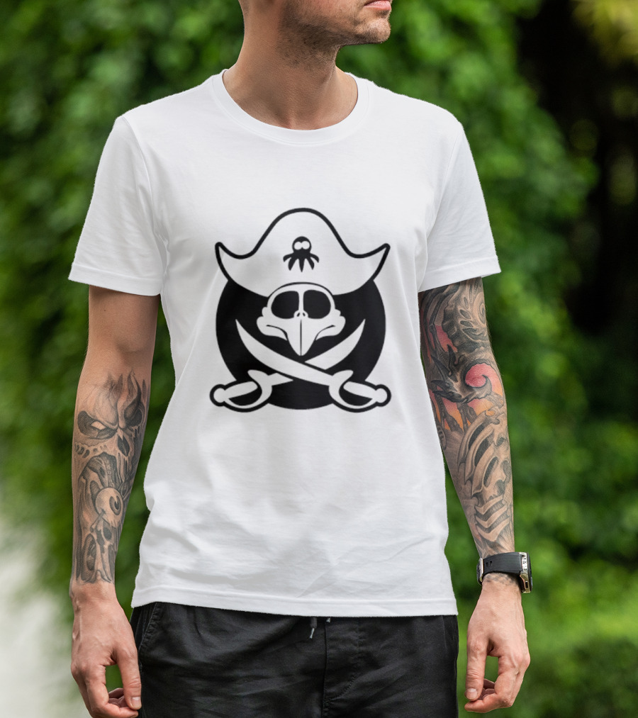 Sascha Grammel Frederic Pirat Skull And Crossed Swords Hat T-Shirt