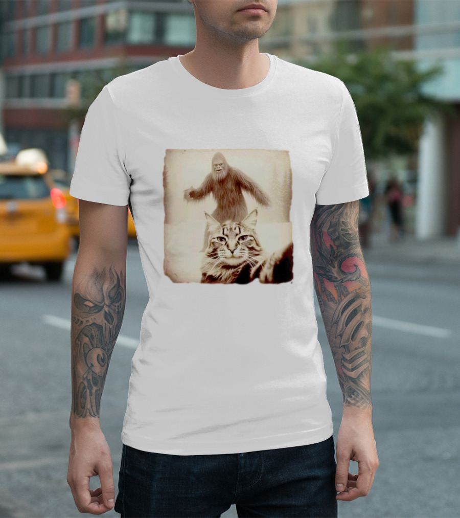 Bigfoot Photobombing Cat Selfie T-Shirt