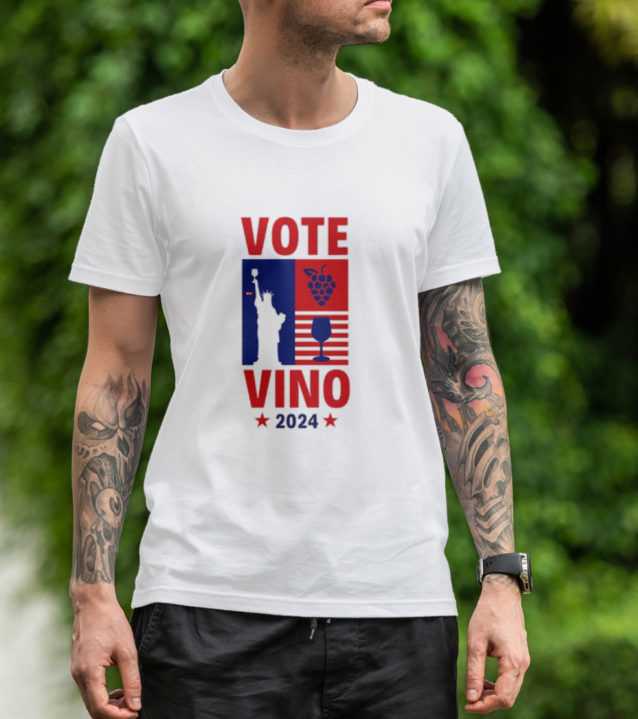 VOTE VINO 2024 Statue Liberty Grapes Wine Glass American Flag T-Shirt
