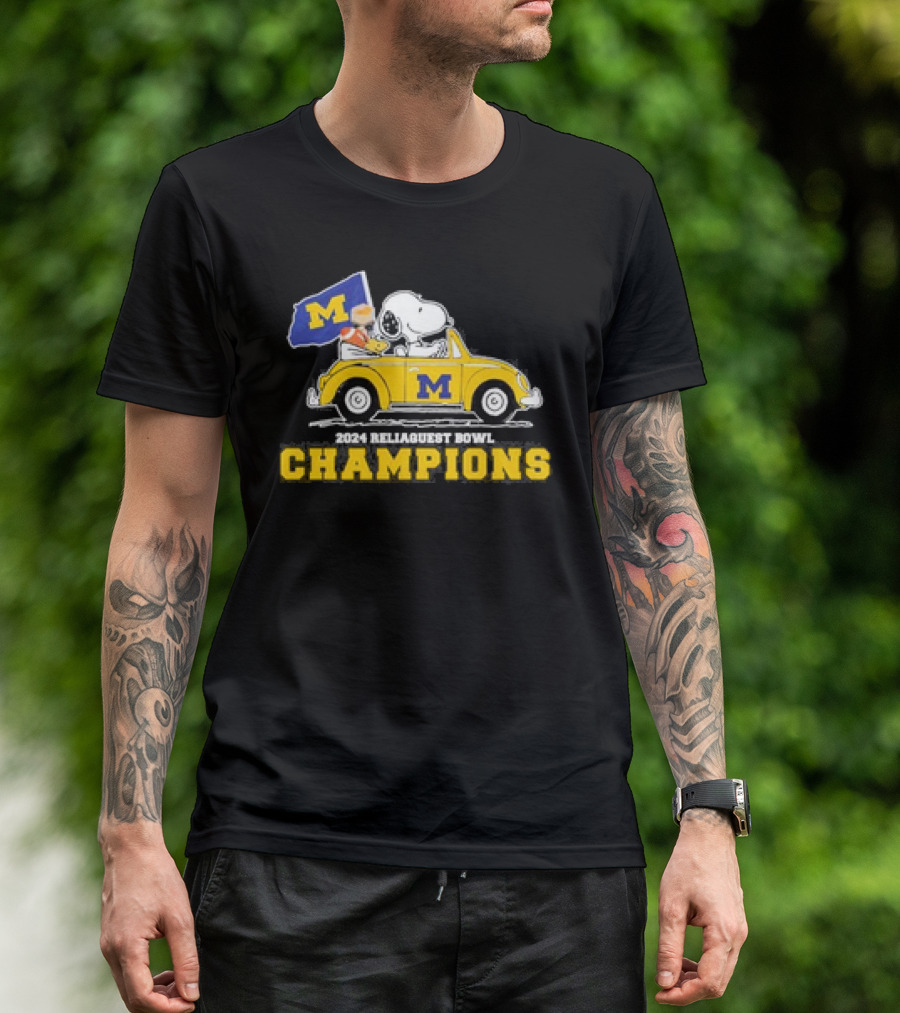 Peanuts Snoopy And Woodstock On Car Michigan Wolverines 2024 Reliaquest Bowl Champions M Flag T-Shirt
