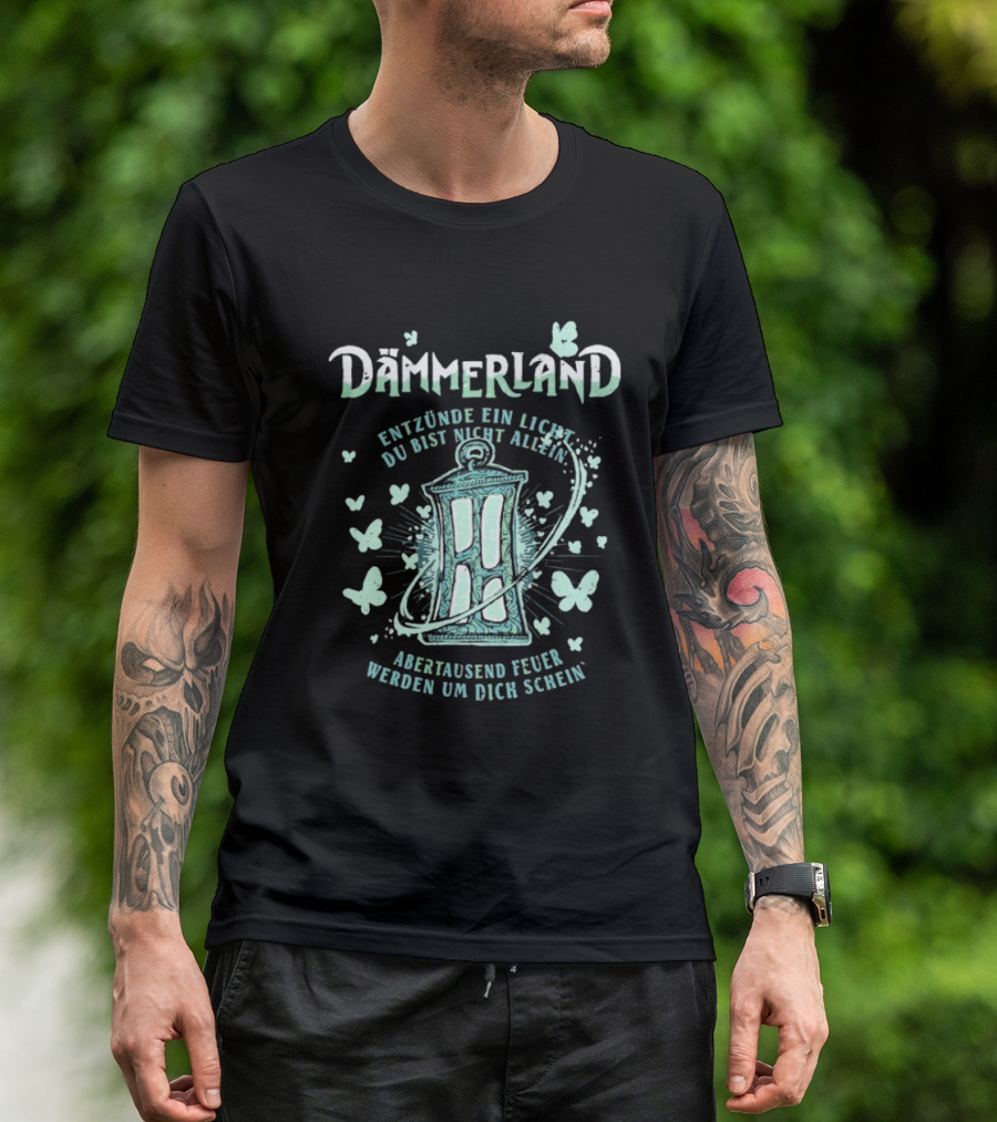 Dämmerland Entzünde Ein Licht Du Bist Nicht Allein Abertausend Feuer Werden Um Dich Scheinen Laterne Und Schmetterlinge T-Shirt
