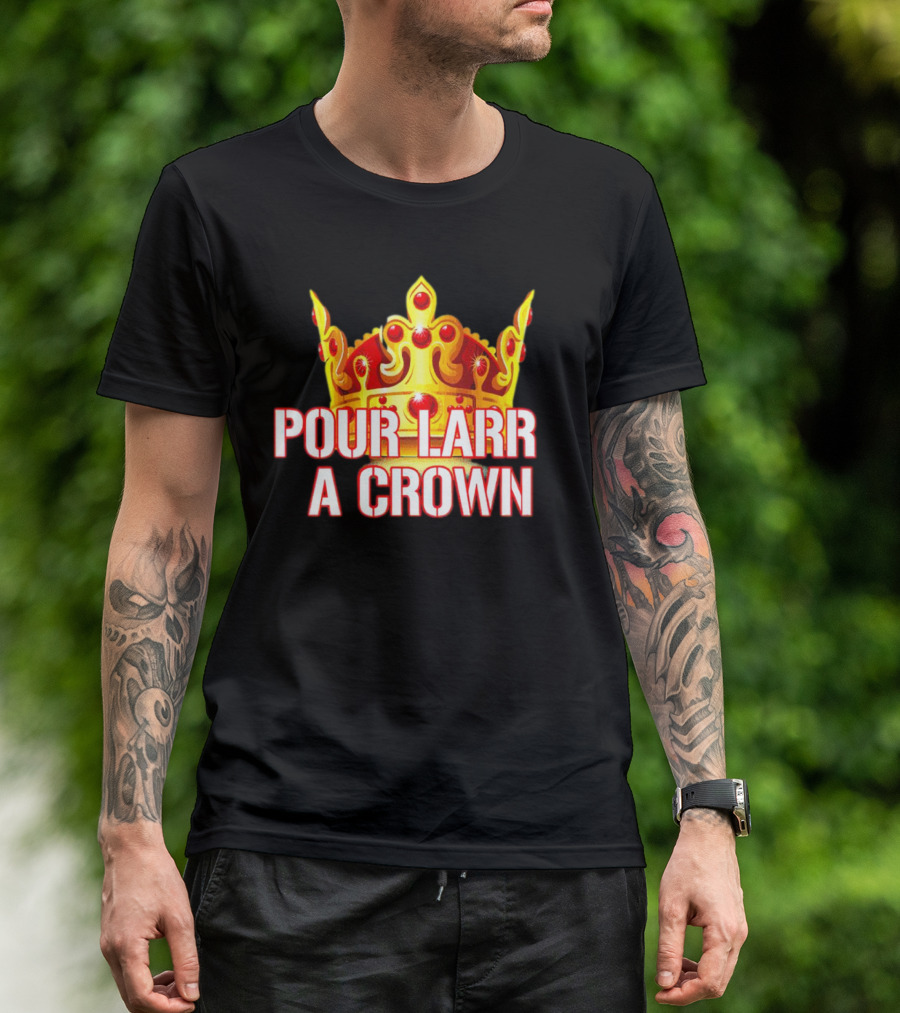 Pour Larr A Crown Atlanta Braves T-Shirt