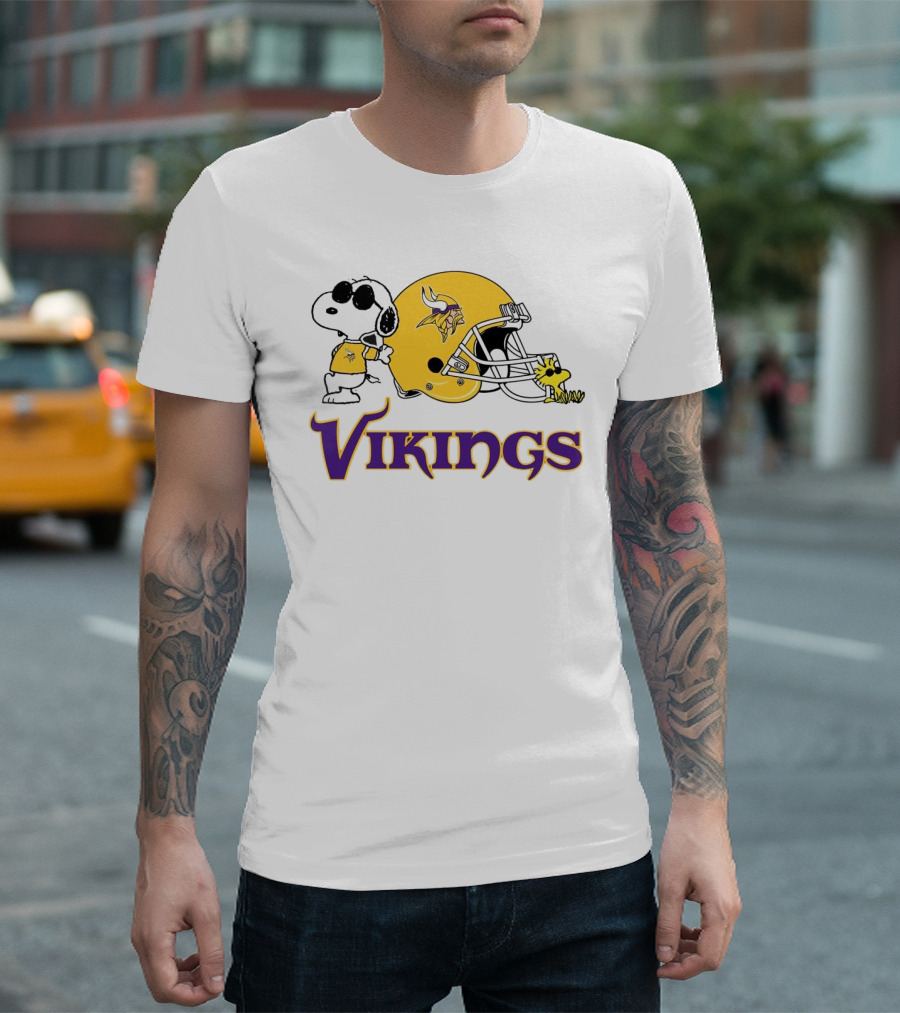Minnesota Vikings Snoopy Woodstock Helmet T-Shirt