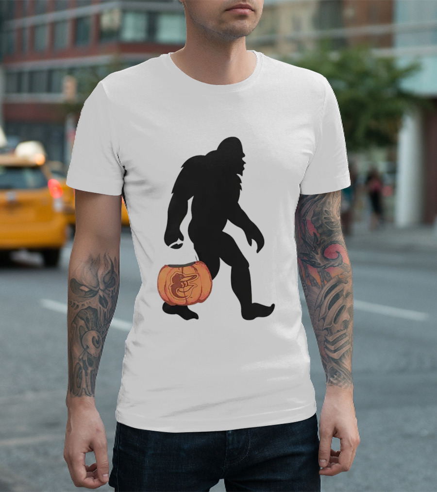 Baltimore Orioles Bigfoot Carrying Pumpkin Halloween T-Shirt