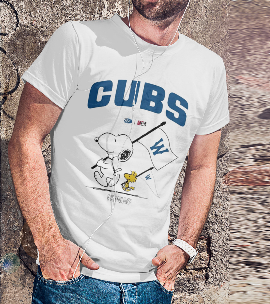 Peanuts Snoopy Woodstock Cubs W Flag T-Shirt