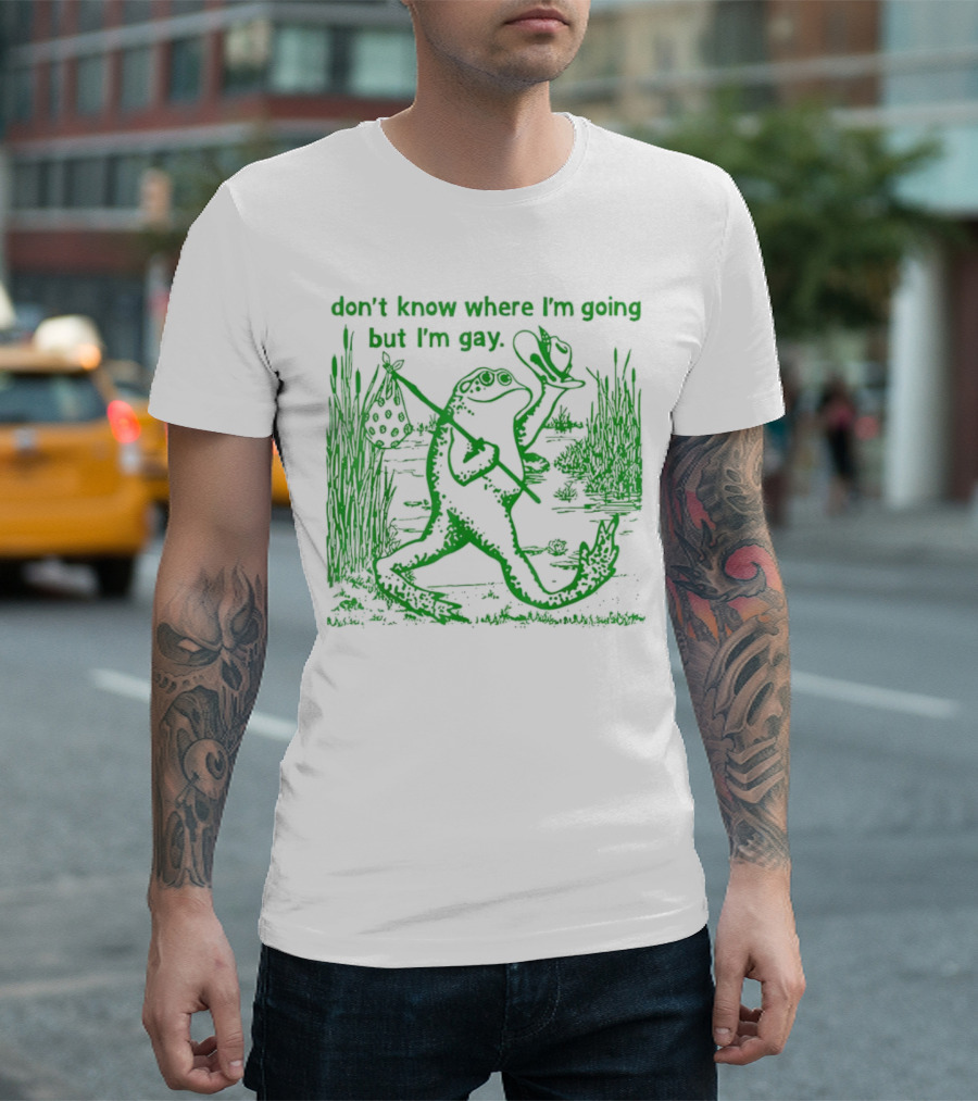 don't know where I'm going but I'm gay frog carrying bag and hat in nature scene T-Shirt