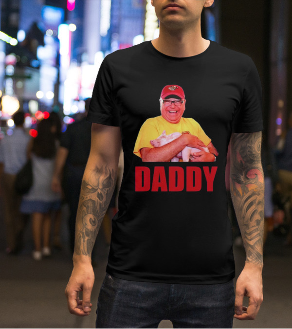 DADDY Hugging Pig Tim Walz Cap T-Shirt