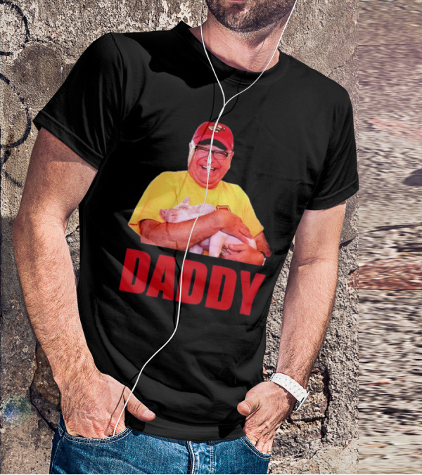 DADDY Hugging Pig Tim Walz Cap T-Shirt