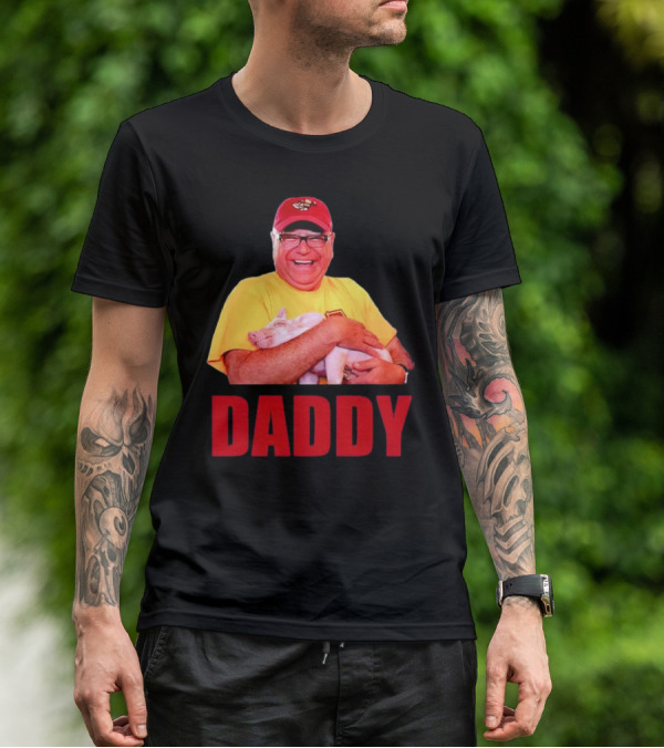 DADDY Hugging Pig Tim Walz Cap T-Shirt