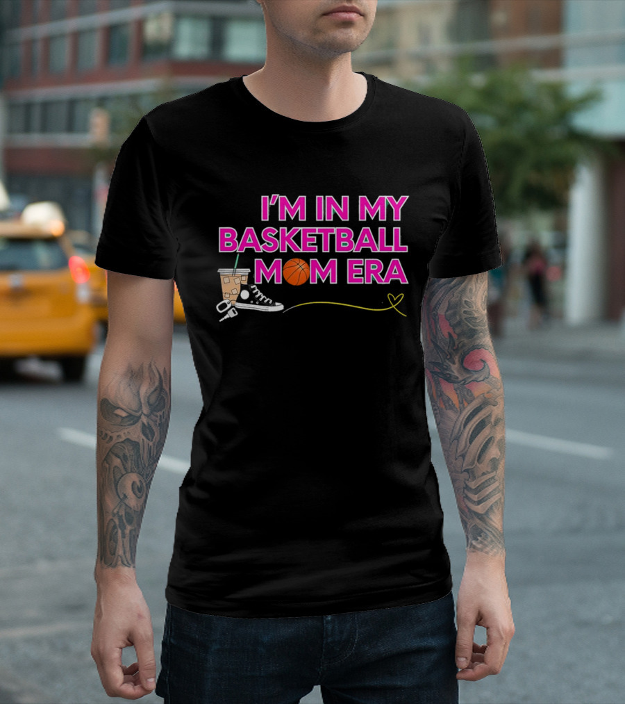 I'm in My Basketball Mom Era Sneakers Coffee Schlüsselbund Herz T-Shirt