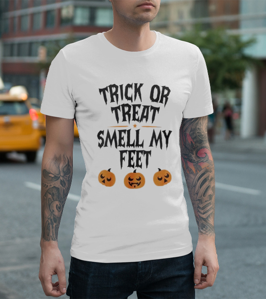Trick or Treat Smell My Feet Pumpkin Halloween with Jack-O'-Lantern Faces T-Shirt