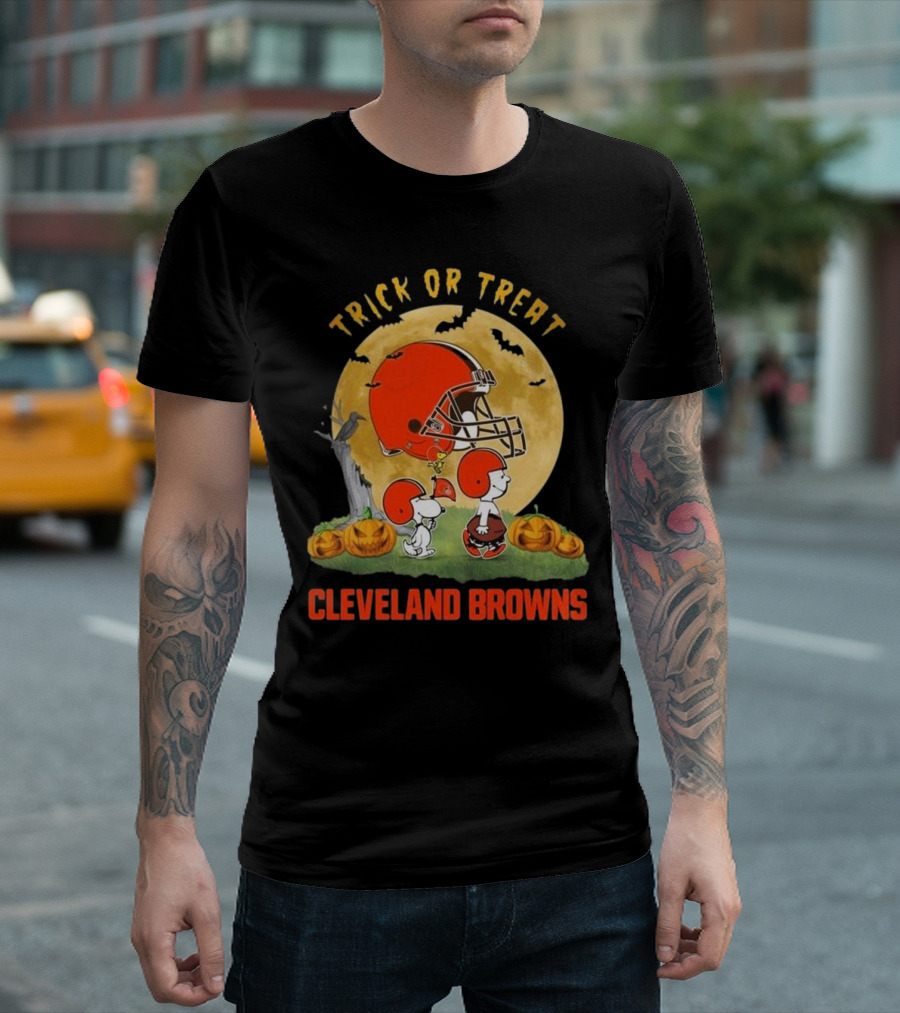 Trick Or Treat Cleveland Browns Halloween 2024 Peanuts Football Helmet Pumpkins T-Shirt