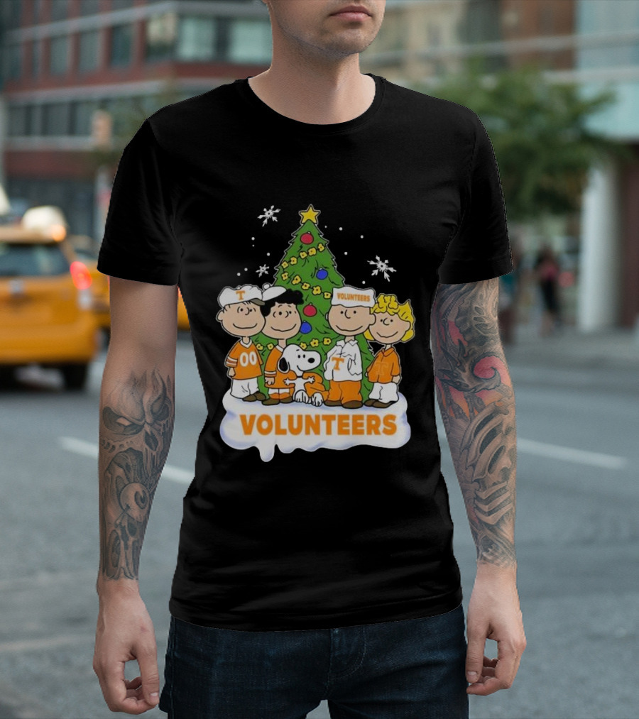 Tennessee Volunteers Snoopy And Friends Christmas Tree T-Shirt