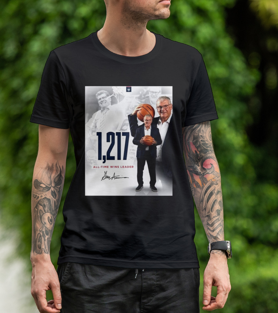 1,217 All-Time Wins Leader Geno Auriemma Signature Image T-Shirt