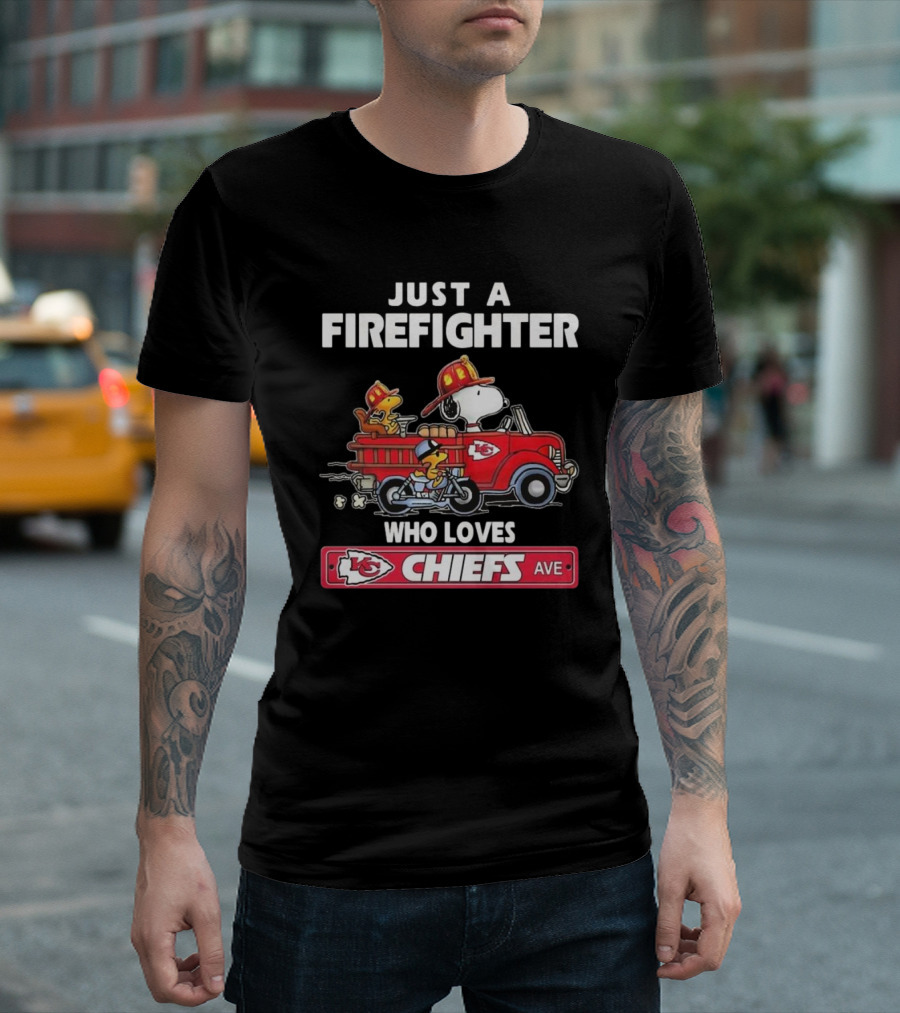 Just A Firefighter Who Loves Chiefs Snoopy Fire Truck KC Chiefs Ave T-Shirt